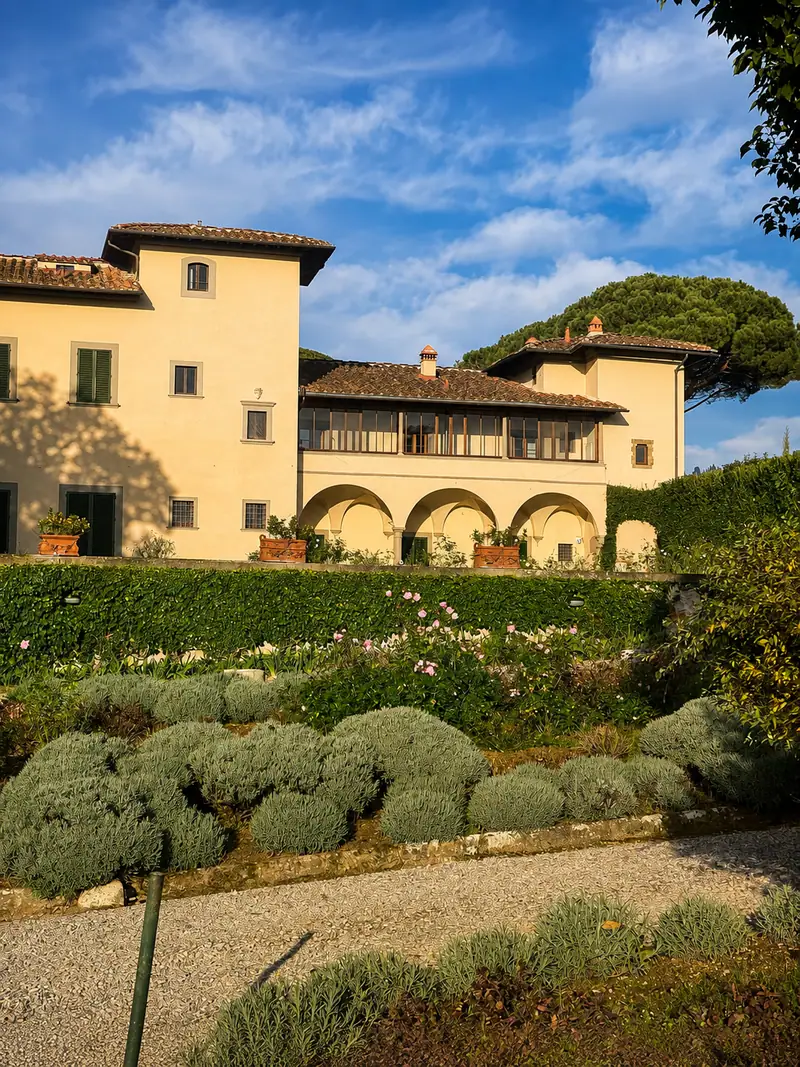 La facciata con la loggia sul giardino
