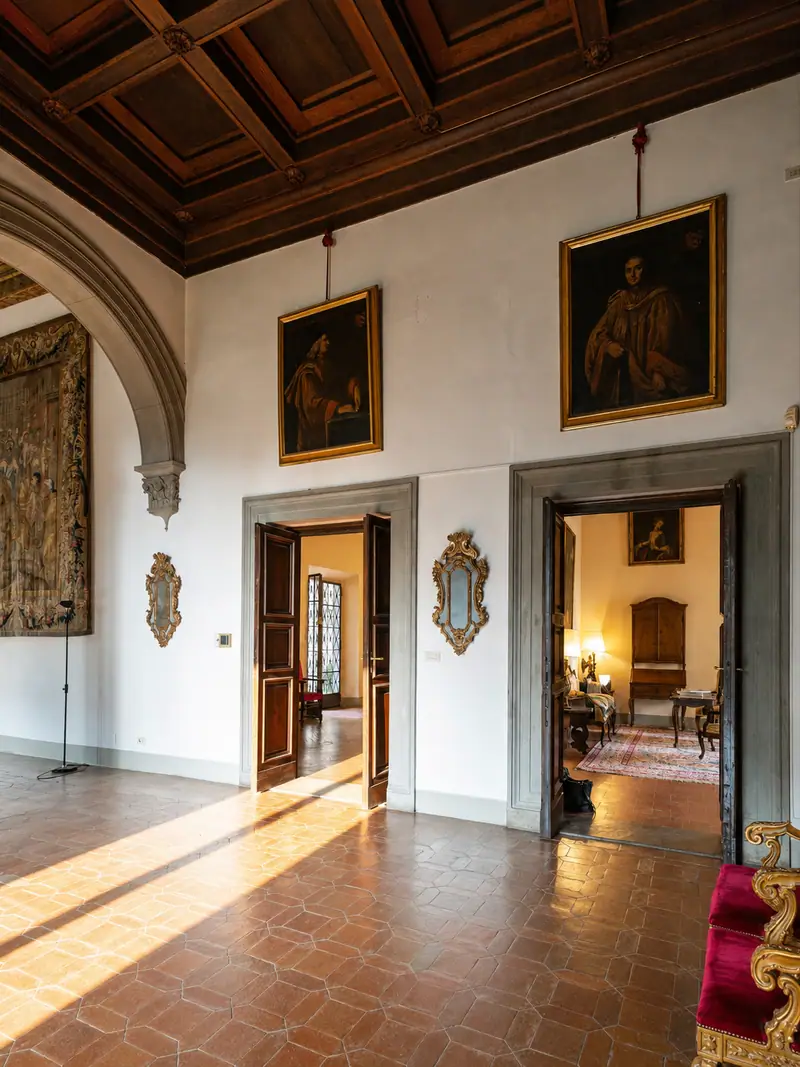 La sala coi quadri e le porte decorate