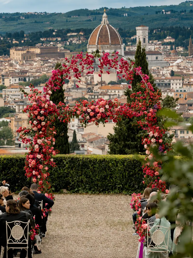 L'arco di rose sopra la città