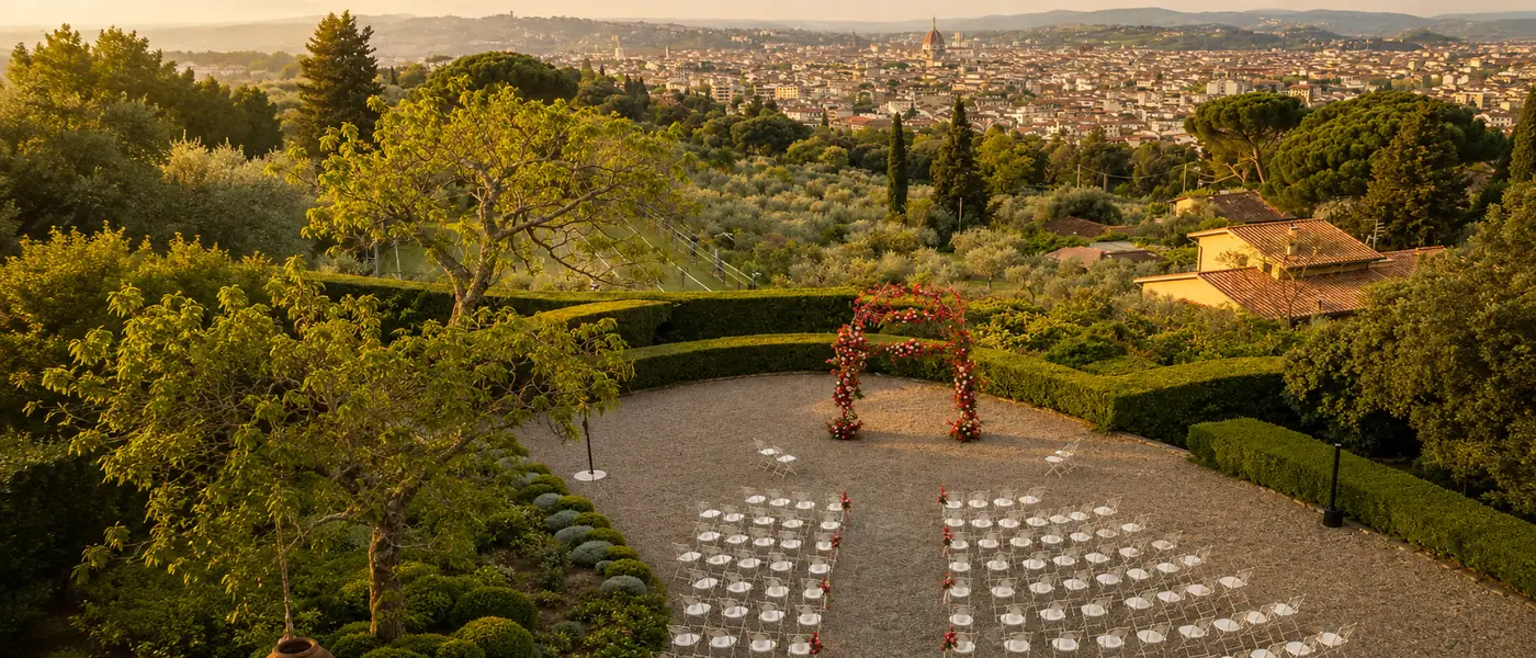 L'arco di rose e le sedie viste dall'alto
