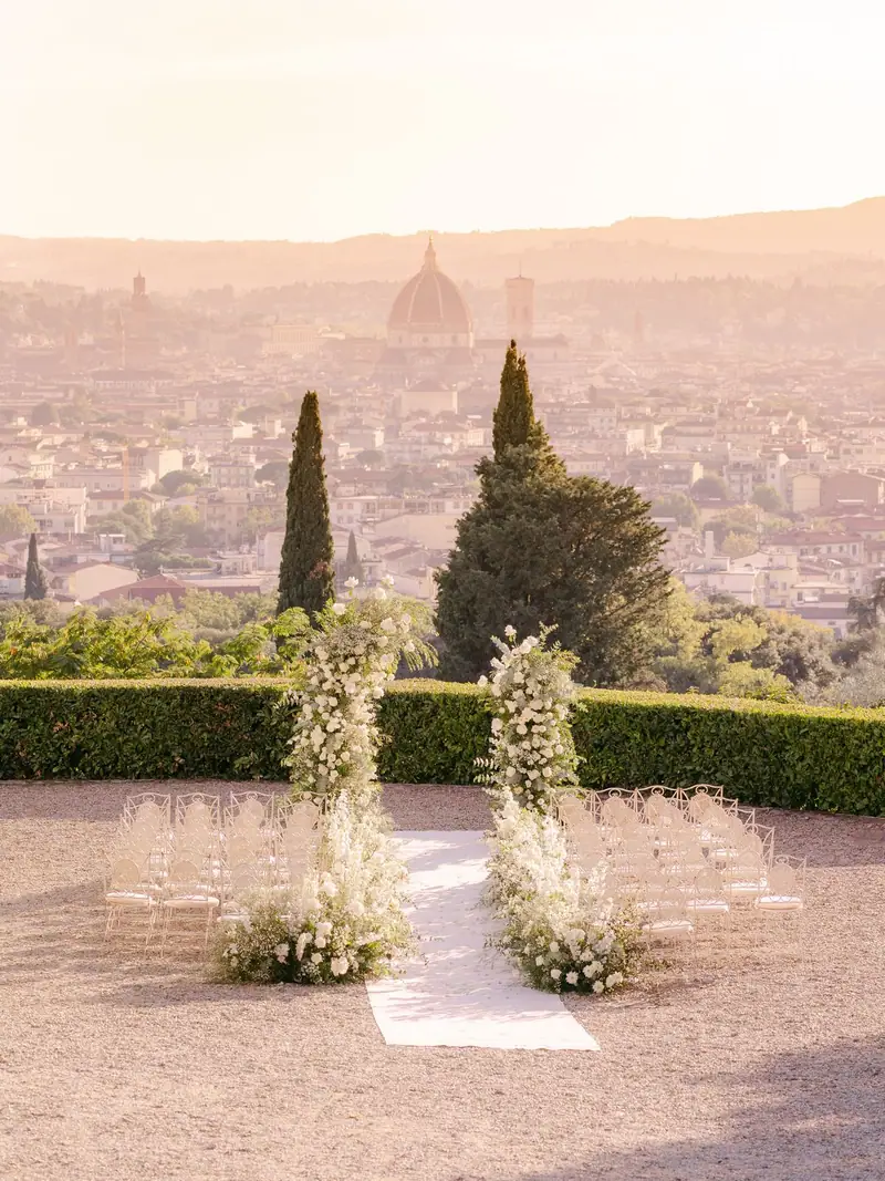 L'arco fiorito al tramonto, Firenze nella foschia dorata