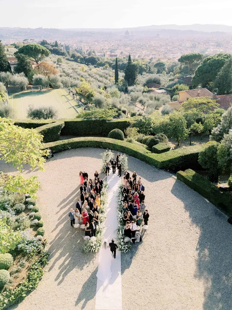 La cerimonia vista dall'alto: gli invitati fra le siepi, Firenze in fondo