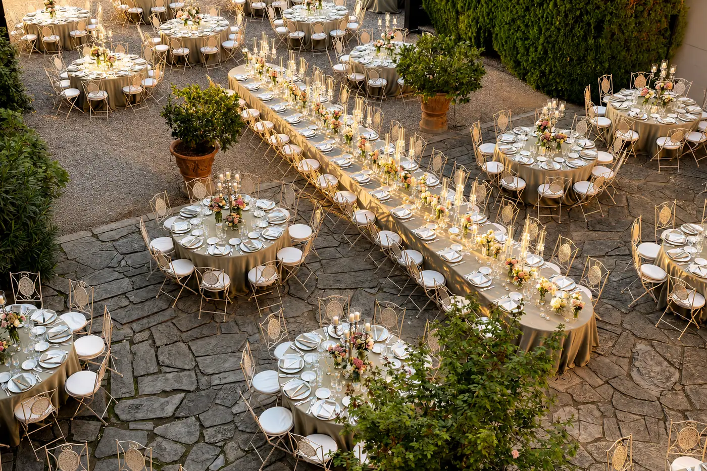 Il cortile della villa visto dall'alto, coi tavoli rotondi apparecchiati fra le arcate