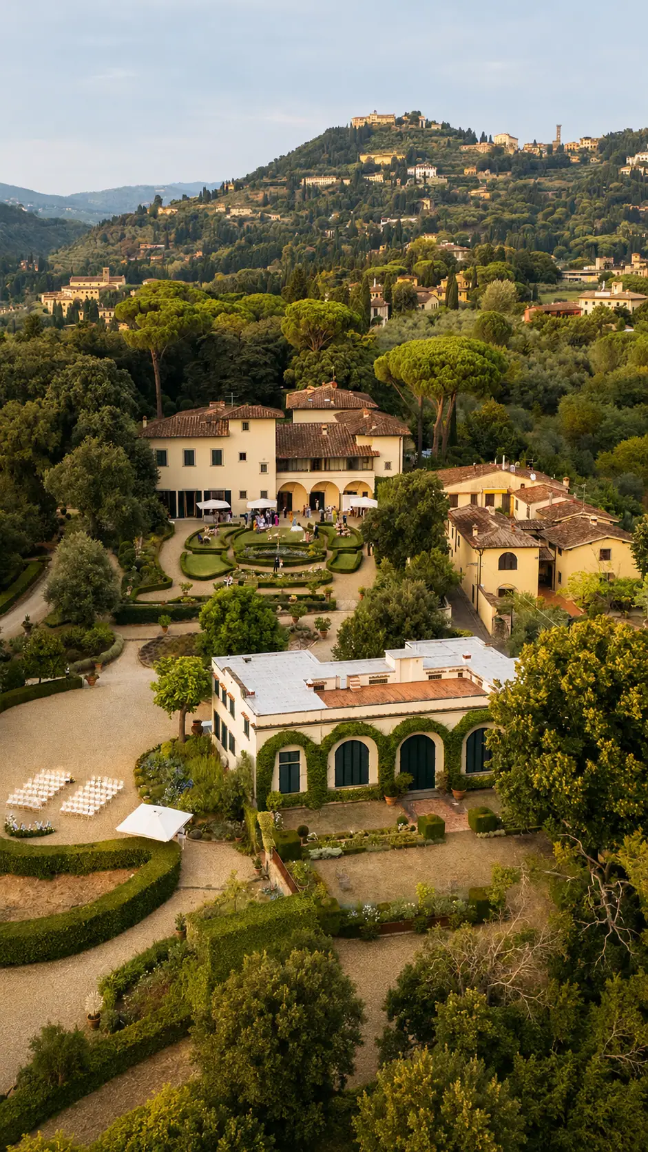 La villa e il giardino all'italiana visti dall'alto, con le colline intorno