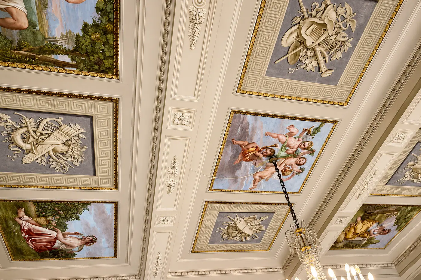 Il soffitto affrescato con i putti