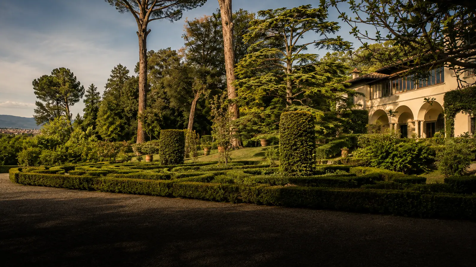 Il parco della villa coi grandi pini e le siepi di bosso