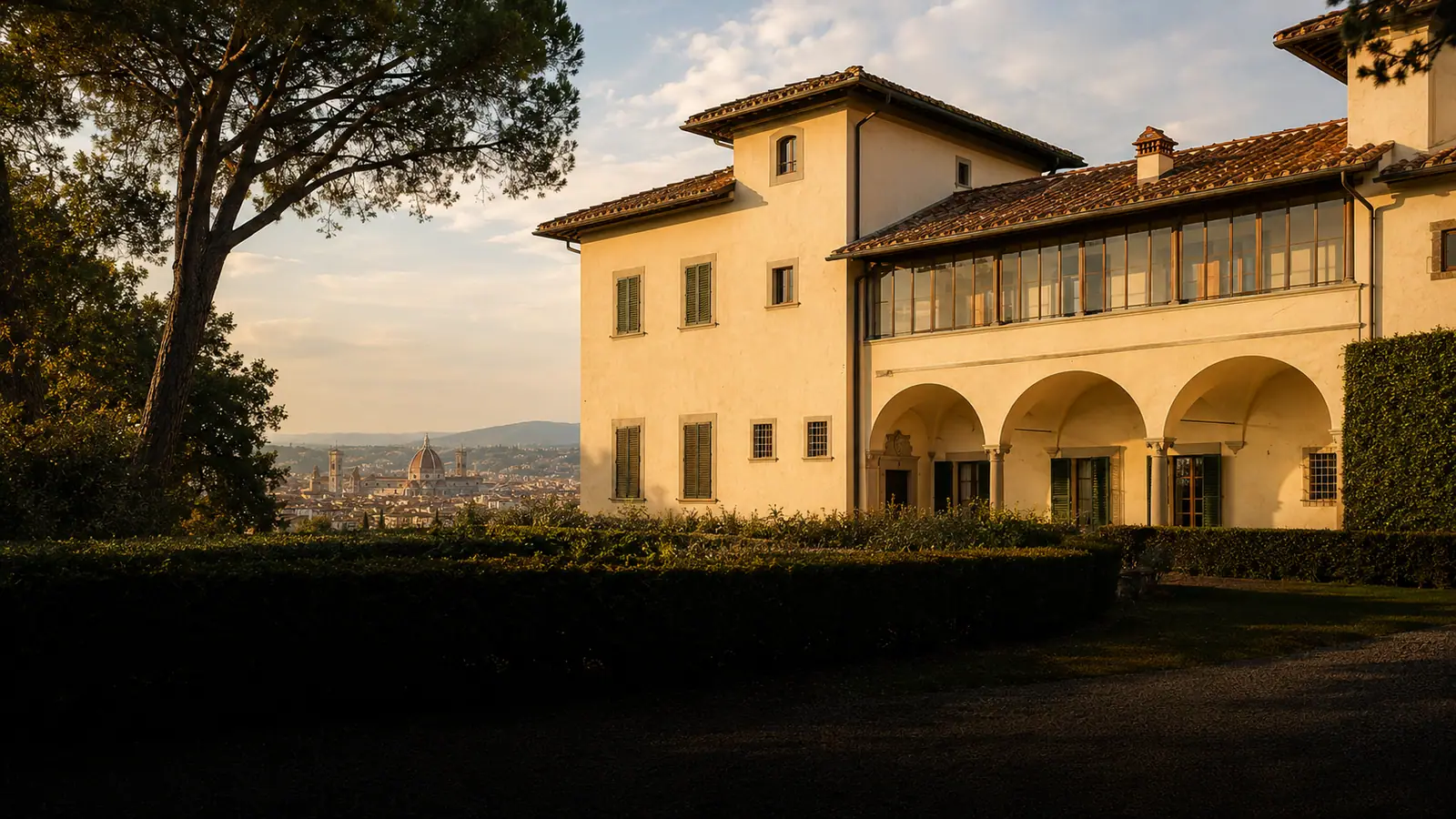 Il cortile della villa con le arcate e i fili di lucine sopra la tavolata imperiale
