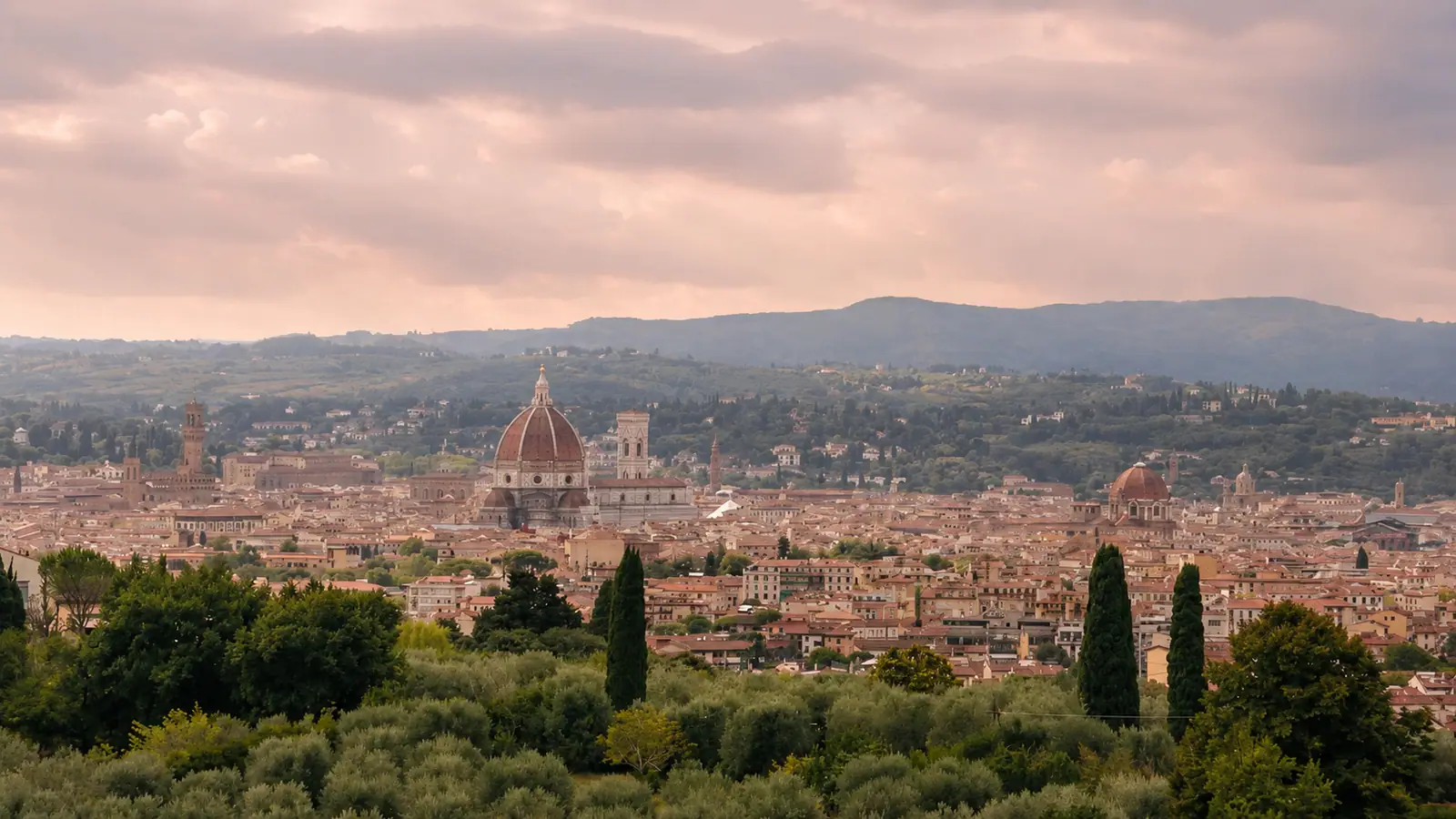 Firenze vista dalla villa nella luce rosata del tramonto, con la cupola del Duomo e il campanile