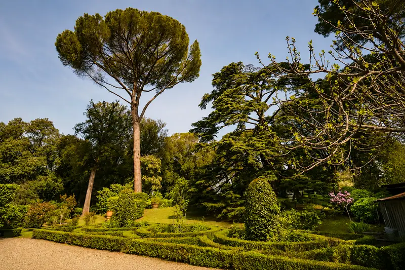 La villa dall'alto: il giardino a ricami, i tetti e le colline intorno