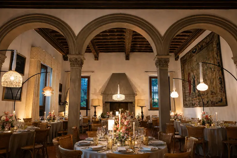 Il salone col grande camino, lo specchio dorato e il parquet a spina